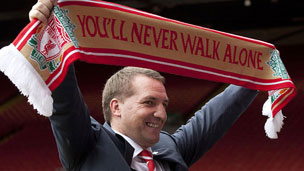 港队主场战新加坡，新加坡球员伤退时担架工作人员忍不住庆祝（港队主场迎战新加坡，担架员在新加坡球员伤退时当场庆祝）