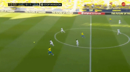 欧文突破两人防守完成得分