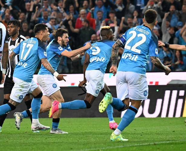 欧冠赛场精彩瞬间：巴萨2-0战胜国际米兰,（欧冠名场面：巴萨2-0力克国际米兰）