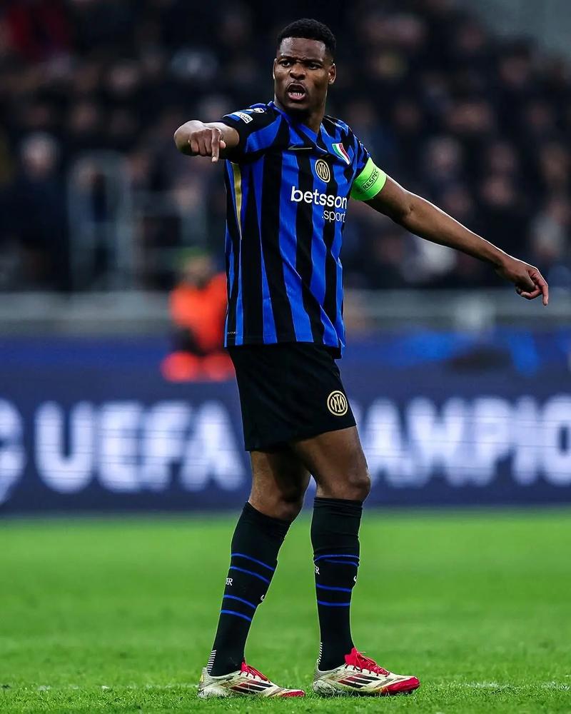 罗体：曼联不愿外租齐尔克泽，罗马目标转向法比奥·席尔瓦