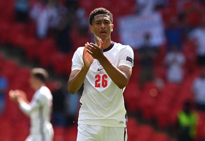 队报：卡马拉凶狠铲舍瓦利耶逃过红牌，裁判仅出示黄牌引争议（队报：卡马拉飞铲舍瓦利耶疑似红牌却仅吃黄牌，判罚引发争议）