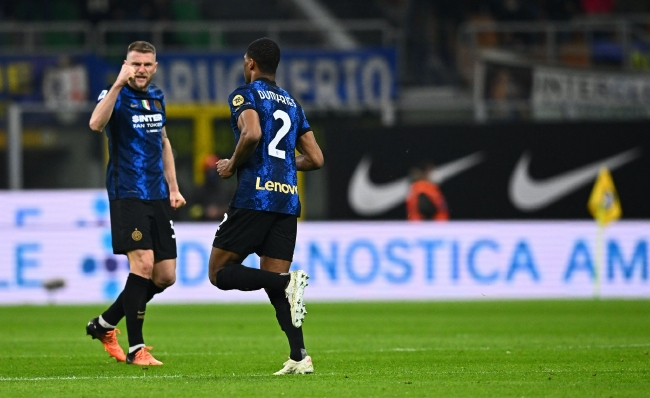 狄龙：我今天打得太软了，我应该去制造更多对抗而不是让阿伦去（狄龙：今天我打得太软，应该自己发起更多对抗，而不是让阿伦来扛）