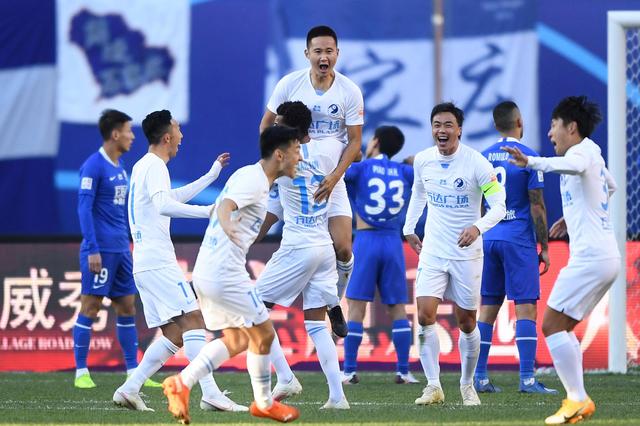 拜仁莱万多夫斯基关键进球锁定胜局（莱万致胜球助拜仁全取三分）