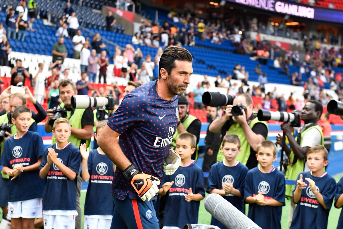 某球星回应质疑：用表现说话（某球星直面质疑：以实力作答）