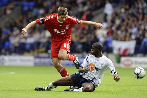 曼联比赛真的太有意思了，虽然这球很丑陋，但你就说进没进吧（曼联比赛戏剧性十足，这球虽丑，问题是进没进？）