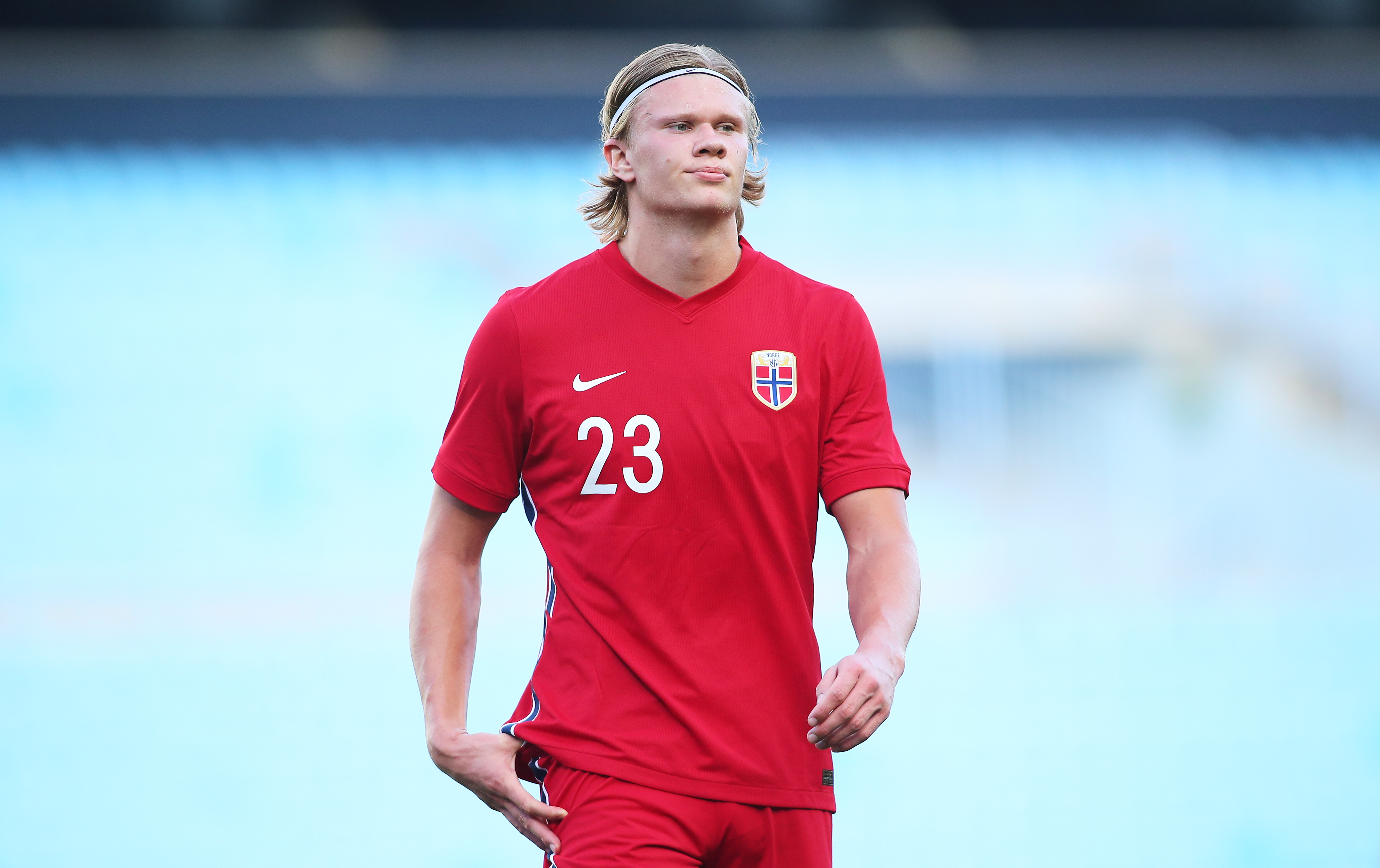 养老？不存在！40岁永动机累瘫了：触球101次 连续10轮狂奔90分钟（养老？想多了！40岁“永动机”累趴：101次触球，已连10轮跑满90分钟）