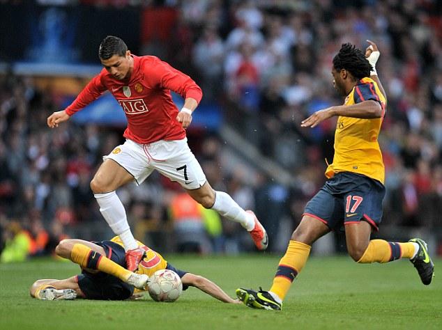 氛围轻松，维尼修斯在训练中穿裆主帅阿隆索（轻松一刻：维尼修斯训练场穿裆主帅阿隆索）