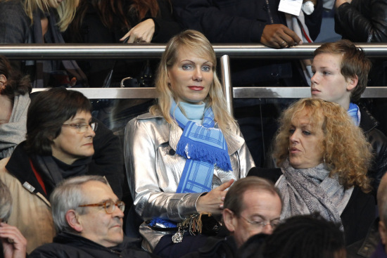 德国队2026年世界杯球衣：三色条纹致敬1990&2014年冠军球衣（德国队2026世界杯战袍：三色纹带致敬1990与2014双冠经典）