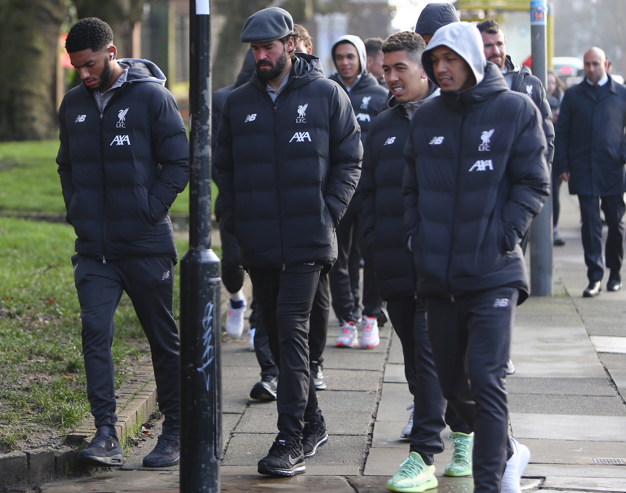 卫报：巴萨将凯恩视为取代莱万的首选目标，很可能激活违约金（卫报：巴萨将凯恩列为莱万接班首选，或启动解约金条款）