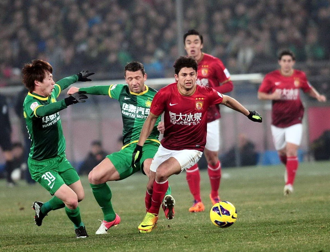 3-2大逆转！AC米兰争冠有戏：3连胜登顶+13轮不败，榜首3强差1分（AC米兰3-2翻盘登顶！豪取三连胜+13轮不败，争冠重燃：榜首三强仅差1分）