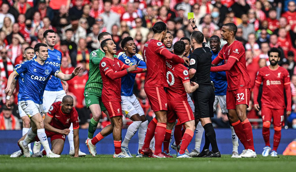 西媒：阿联酋企业慷慨赠送，巴萨球员喜获黄金iPhone（西媒：阿联酋企业豪赠金版iPhone，巴萨球员集体获礼）