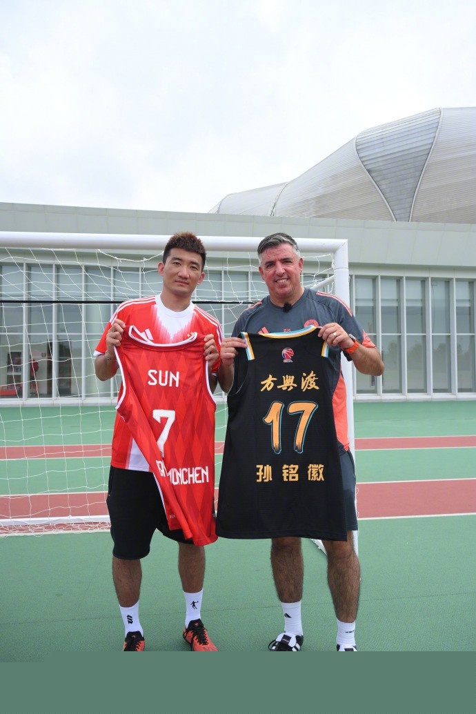 手感火热！小巴里·布朗首节3记三分球轰下11分1板1助1断（状态火热！小巴里·布朗首节连中3记三分，豪取11分1板1助1断）