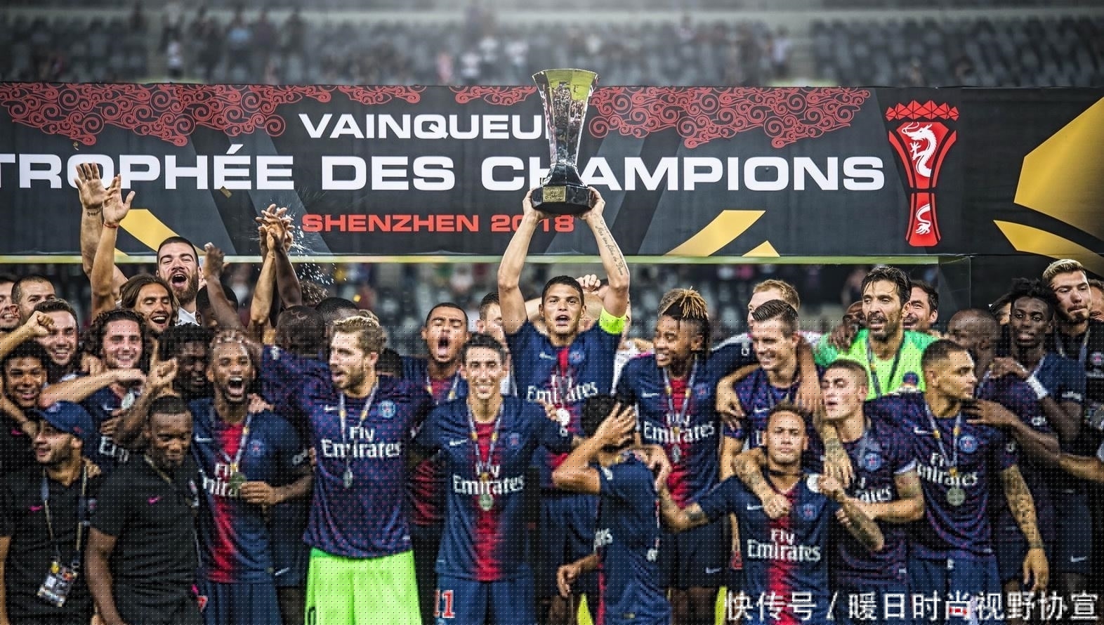 赫内斯遭拜仁球迷横幅抗议！前者近期曾呼吁废除50+1政策（呼吁废除50+1后，赫内斯遭拜仁球迷横幅抗议）